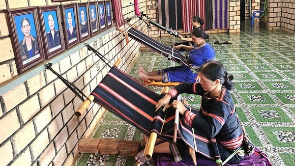 Những nghệ nhân ở câu lạc bộ dệt thổ cẩm ở làng Phung kiên trì, miệt mài giữ lửa nghề truyền thống.