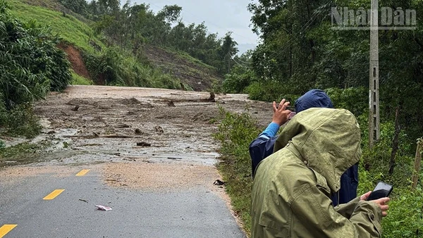 Sạt lở đất làm chia cắt đường tại xã Vĩnh Thạnh, tỉnh Gia Lai.