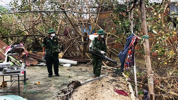 Lữ đoàn 368 phun khử khuẩn diện rộng tại các khu dân cư.