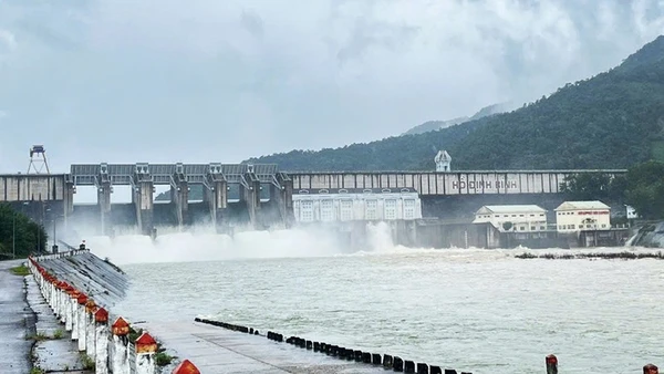 Hồ Định Bình tăng điều tiết nước qua tràn, cảnh báo ngập vùng thấp trũng.