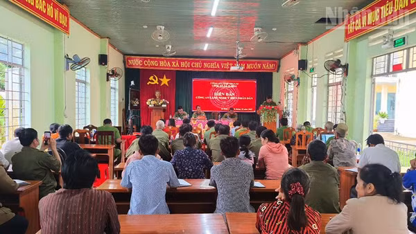 Đông đảo bà con nhân dân đến tham gia diễn đàn.