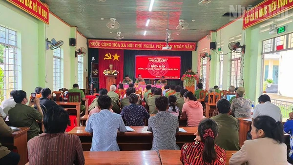 Đông đảo bà con nhân dân đến tham gia diễn đàn.