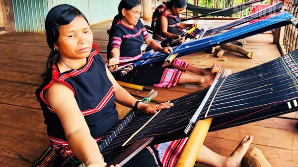 Từ nghề truyền thống, dệt thổ cẩm của đồng bào Jrai đang trở thành sản phẩm du lịch độc đáo