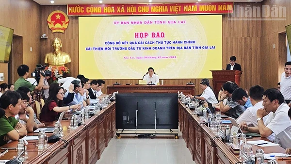 Quang cảnh buổi họp báo.