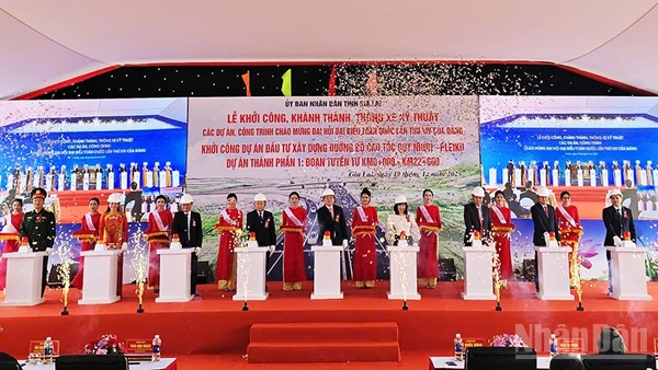 Các đại biểu nhấn nút khởi công dự án.