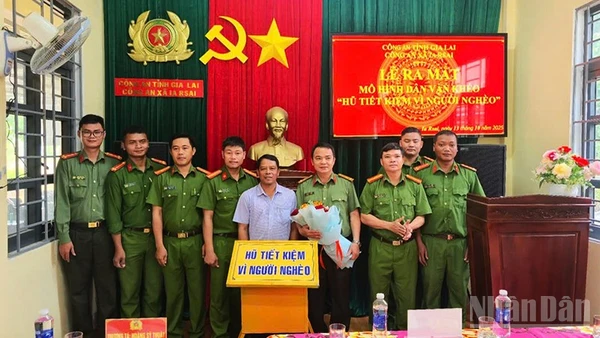 Phát Hiện 18 Hài Cốt Liệt Sĩ Tại Xã Ia Boòng, Tỉnh Gia Lai Lãnh Đạo Xã Ia Rsai Chúc Mừng Công An Xã Rsai Ra Mắt Mô Hình &Quot;Hũ Tiết Kiệm Vì Người Nghèo&Quot;.