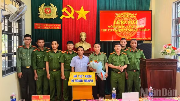 Lãnh đạo xã Ia Rsai chúc mừng Công an xã Rsai ra mắt mô hình "Hũ tiết kiệm vì người nghèo".