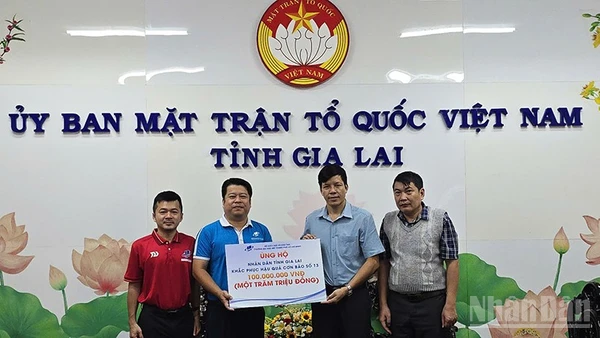 Đại diện Trường đại học Mở Thành phố Hồ Chí Minh trao bảng ủng hộ 100 triệu đồng tỉnh Gia Lai.
