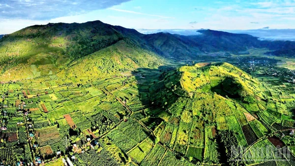 Vẻ đẹp của núi lửa Chư Đăng Ya thu hút đông du khách.