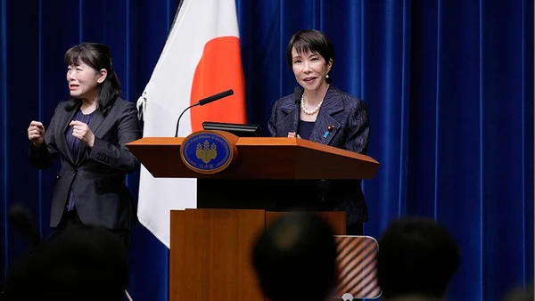 Thủ tướng Nhật Bản Takaichi Sanae phát biểu tại một cuộc họp báo ở thủ đô Tokyo. (Ảnh: THX/TTXVN)