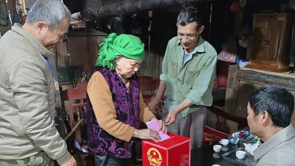 Tổ phản ứng nhanh xã Yên Phong đưa hòm phiếu phụ đến tận nhà để cử tri cao tuổi thực hiện quyền, nghĩa vụ công dân. (Ảnh: CHU TRIỀU)