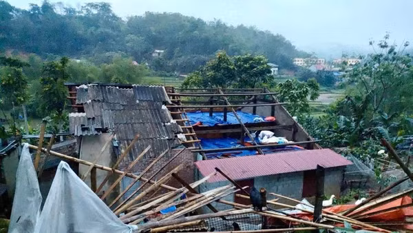 Một ngôi nhà ở xã Chợ Rã bị gió lốc giật tung mái. (Ảnh: ANH CHƯ).