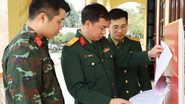 Kiểm tra danh sách cử tri niêm yết tại điểm bầu cử thuộc Bộ Chỉ huy Quân sự tỉnh Thái Nguyên. (Ảnh: DUY ĐỨC)