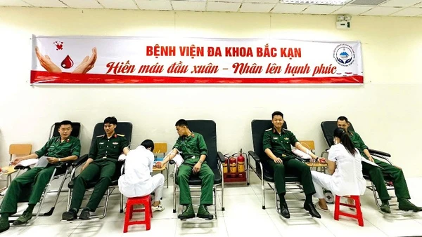 Đoàn viên, thanh niên là chiến sĩ Trung đoàn 750 tham gia hiến máu tình nguyện trong Tháng Thanh niên. (Ảnh: DUY ĐỨC).