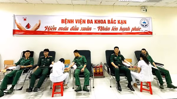 Đoàn viên, thanh niên là chiến sĩ Trung đoàn 750 tham gia hiến máu tình nguyện trong Tháng Thanh niên. (Ảnh: DUY ĐỨC).