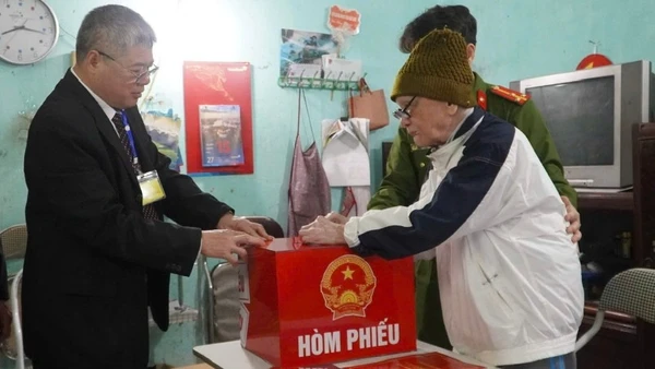 Cụ Đồng Phúc Túc bỏ phiếu bầu. (Ảnh: VÂN ĐOAN).