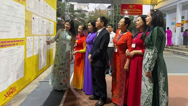 Ngay từ 6 giờ sáng, nhiều cử tri phường Đức Xuân đã có mặt tại điểm bầu cử số 17 để theo dõi, nghiên cứu danh sách ứng cử. (Ảnh: TUẤN SƠN).