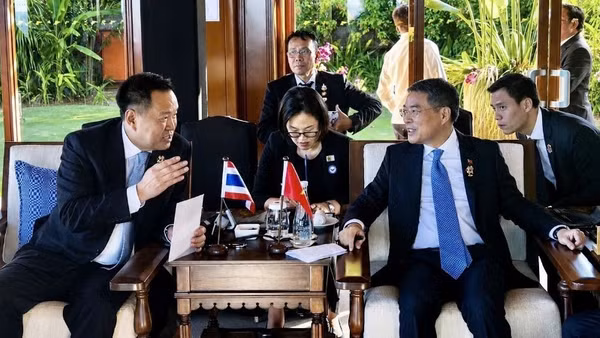 Trong khuôn khổ chuyến công tác tham dự Hội nghị cấp cao ASEAN lần thứ 48 tại Philippines, ngày 8/5/2026, Thủ tướng Lê Minh Hưng đã gặp Thủ tướng Thái Lan Anutin Charnvirakul. (Ảnh: TTXVN)