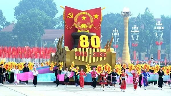 Biểu tượng 80 năm Cách mạng Tháng Tám và Quốc khánh nước Việt Nam tiến vào Lễ đài của Lễ kỷ niệm 80 năm Cách mạng Tháng Tám thành công và Quốc khánh Việt Nam. (Ảnh: Nhandan.vn)