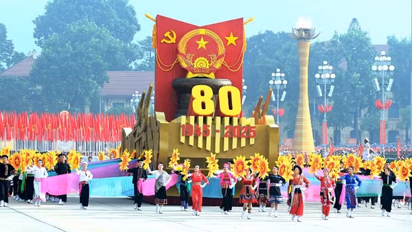 Biểu tượng 80 năm Cách mạng Tháng Tám và Quốc khánh nước Việt Nam tiến vào Lễ đài của Lễ kỷ niệm 80 năm Cách mạng Tháng Tám thành công và Quốc khánh Việt Nam. (Ảnh: Nhandan.vn)