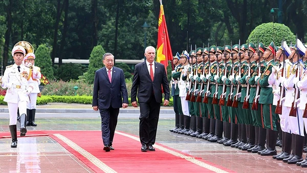 Tổng Bí thư Tô Lâm và Bí thư thứ nhất, Chủ tịch nước Cuba Miguel Díaz-Canel Bermúdez duyệt Đội danh dự Quân đội nhân dân Việt Nam nhân dịp thăm cấp Nhà nước tới Việt Nam, dự Lễ kỷ niệm 80 năm Cách mạng tháng Tám thành công và Quốc khánh nước Cộng hòa xã hội chủ nghĩa Việt Nam, từ ngày 31/8 đến ngày 2/9/2025. (Ảnh: TTXVN)