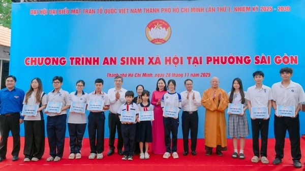 Lãnh đạo Ủy ban Mặt trận Tổ quốc Việt Nam Thành phố Hồ Chí Minh trao học bổng cho các em học sinh.