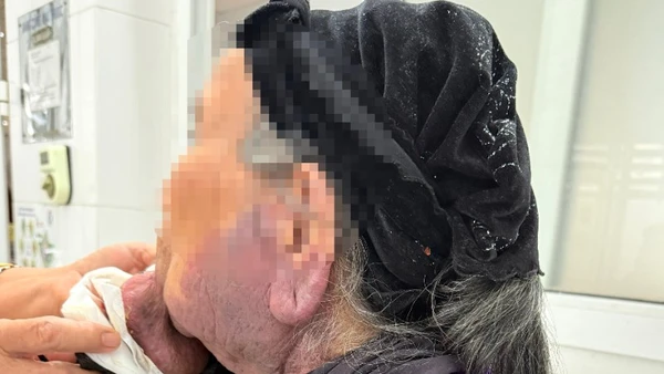 Các bác sĩ thăm khám cho người bệnh trước khi phẫu thuật