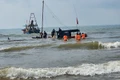 Bộ đội Biên phòng Thanh Hóa cứu hộ tàu cá trôi dạt trên biển.
