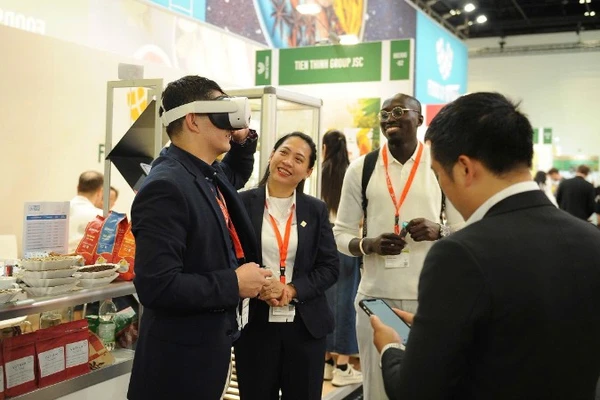 Khách tham quan trải nghiệm VR 360 (thực tế ảo), tái hiện toàn bộ chuỗi cung ứng từ nông trại đến nhà máy, từ canh tác đến chế biến, đóng gói của Simexco Đắk Lắk tại Hội chợ Quốc tế Anuga 2025 diễn ra tại Đức từ ngày 4 đến 8/10/2025.