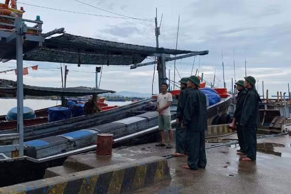 Cán bộ, chiến sĩ các Đồn Biên phòng ven biển tuyên truyền, vận động bà con ngư dân neo đậu tàu thuyền an toàn.