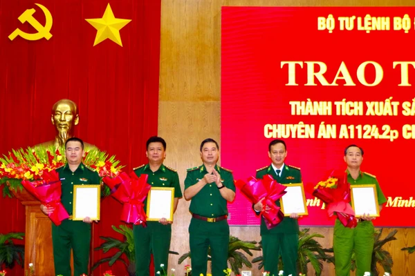 Lãnh đạo Bộ Tư lệnh Bộ đội Biên phòng khen thưởng các đơn vị trong chuyên án A1124.2p.