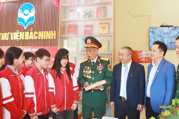 Các đại biểu tham quan khu trưng bày tại Thư viện Bắc Ninh số 1.