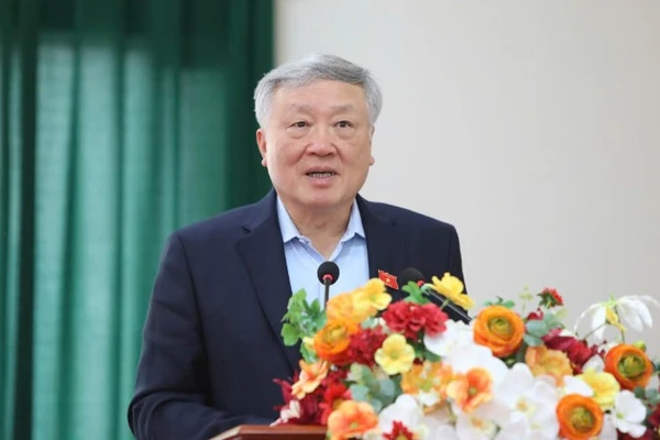 Phó Thủ tướng Thường trực Chính phủ Nguyễn Hòa Bình tiếp xúc cử tri tại phường Võ Cường, tỉnh Bắc Ninh. 