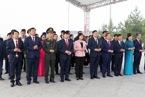 Đoàn đại biểu tỉnh Bắc Ninh thành kính dâng hương, dâng hoa trước tượng đài đồng chí Ngô Gia Tự, đặt tại phường Tam Sơn, tỉnh Bắc Ninh. 