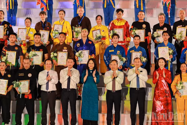 Các đại biểu chúc mừng các võ sư, võ sĩ tham dự Festival.