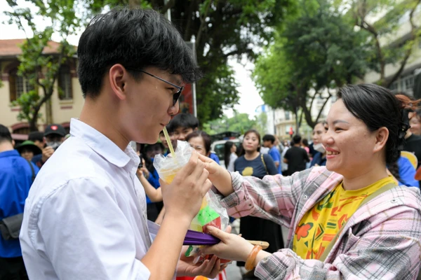 Thí sinh vui vẻ cùng gia đình khi kết thúc môn thi Ngữ văn buổi sáng.