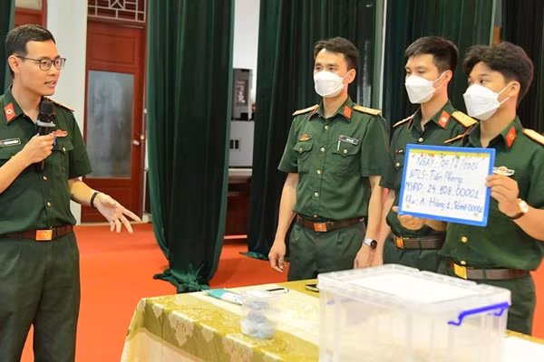 Cán bộ Viện Pháp y Quân đội hướng dẫn công tác lấy mẫu, bàn giao mẫu và số hóa thông tin mẫu hài cốt liệt sĩ tại Bắc Ninh. 