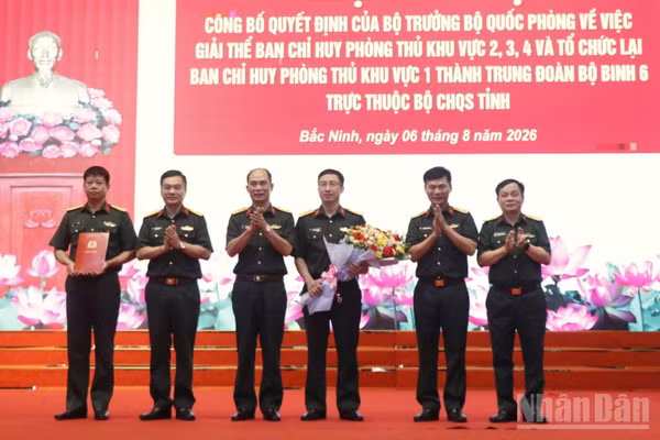 Trao Quyết định thành lập Đảng bộ Trung đoàn bộ binh 6, nhiệm kỳ 2025-2030. (Ảnh. MINH ANH)