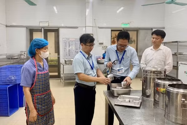Đoàn kiểm tra liên ngành thực hiện giám sát, kiểm tra tại bếp ăn cơ sở.