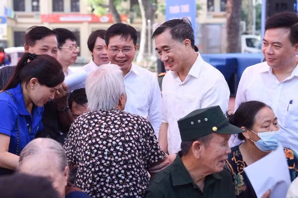 Tại Bắc Ninh, chương trình khám bệnh, cấp thuốc và tặng quà tri ân người có công với cách mạng “Vì một Việt Nam khỏe mạnh hơn năm 2026” đã khám, tặng quà 500 người có công.