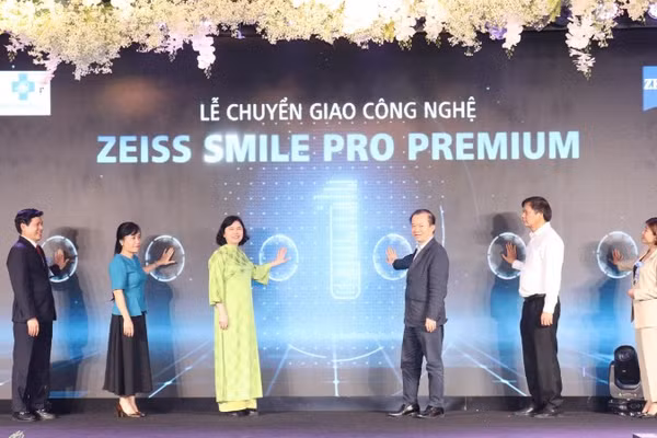 Các đại biểu thực hiện nghi thức chuyển giao công nghệ. 