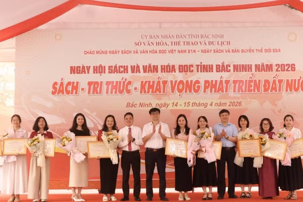 Ban tổ chức tặng hoa các đơn vị tham dự. 