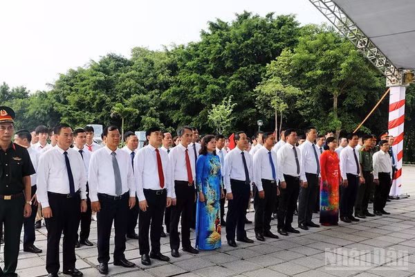 Đoàn đại biểu tỉnh Bắc Ninh dâng hương, dâng hoa tại Tượng đài đồng chí Lê Quang Đạo. (Ảnh A.T)