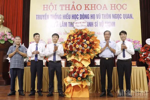 Các đại biểu tặng hoa chúc mừng Hội thảo. (Ảnh: A.T)