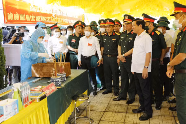 Đoàn công tác kiểm tra quy trình lấy mẫu hài cốt liệt sĩ phục vụ giám định ADN tại Nghĩa trang liệt sĩ Cầu Lồ, xã Bắc Lũng. (Ảnh: Tiến Hưng)
