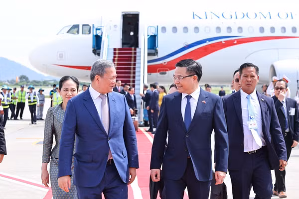 Bộ trưởng Bộ Công Thương Lê Mạnh Hùng đón Thủ tướng Campuchia Samdech Moha Borvor Thipadei Hun Manet tại sân bay quốc tế Nội Bài (Hà Nội). Ảnh: TTXVN