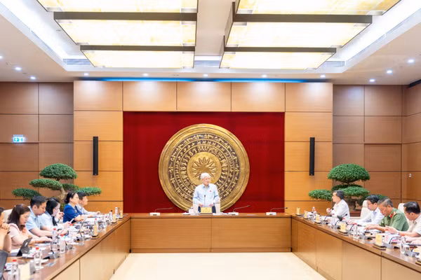 Đồng chí Đỗ Văn Chiến, Ủy viên Bộ Chính trị, Phó Chủ tịch Thường trực Quốc hội làm việc với Văn phòng Quốc hội về việc rà soát công tác chuẩn bị tổ chức Kỳ họp không thường lệ thứ nhất, Quốc hội khóa XVI. (Ảnh: quochoi.vn)