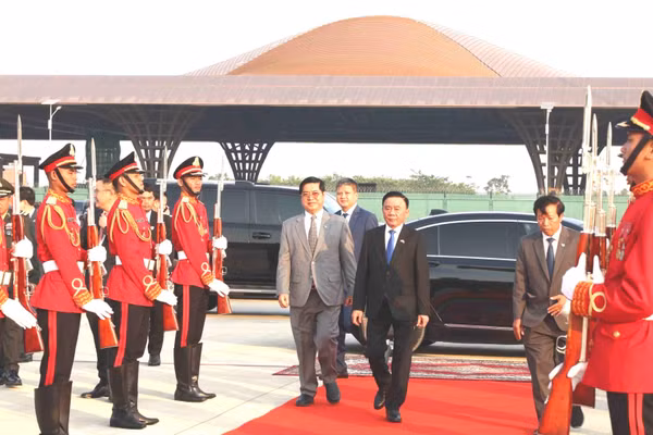 Thường trực Ban Bí thư Trần Cẩm Tú rời sân bay Techo, lên đường về nước. (Ảnh: TTXVN)