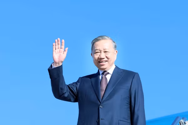 Tổng Bí thư Tô Lâm rời sân bay Andrews. (Ảnh: Thống Nhất/TTXVN)