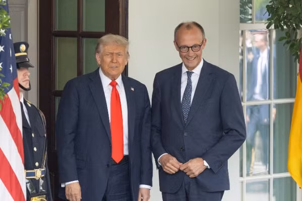 Tổng thống Mỹ Donald Trump (phải) hội đàm với Thủ tướng Đức Friedrich Merz tại Nhà Trắng ở Washington DC., ngày 3/3/2026. Hai nhà lãnh đạo cũng thảo luận về cuộc xung đột tại Ukraine và quan hệ thương mại giữa Liên minh châu Âu (EU) và Mỹ. Ảnh: THX/TTXVN